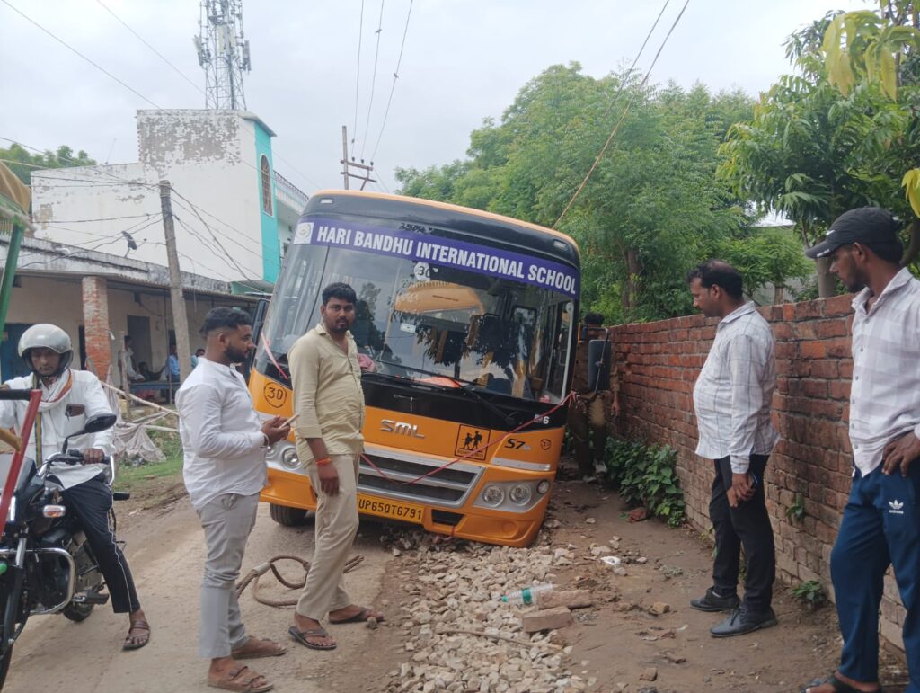 जर्जर सड़क बनी खतरा, बच्चों से भरी स्कूल बस धंसी; चालक की सूझबूझ से टला बड़ा हादसा