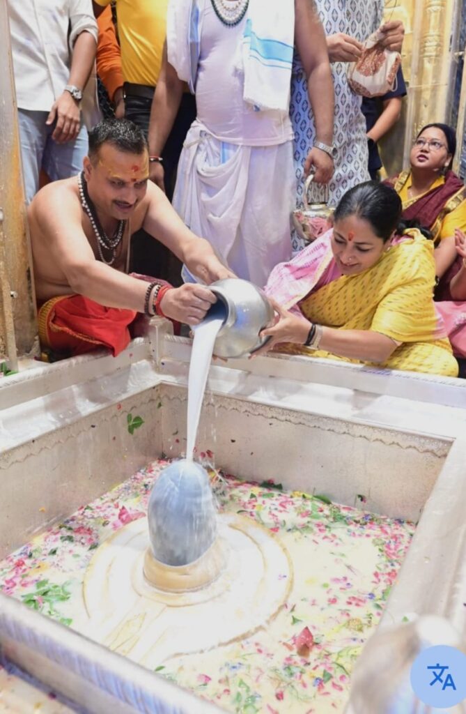 जन्मदिन पर काशी पहुंचीं दिल्ली की मुख्यमंत्री रेखा गुप्ता, बाबा विश्वनाथ और कालभैरव के दरबार में लगाई हाजिरी
