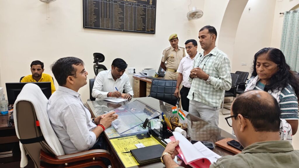 जनता दर्शन में डीएम सत्येन्द्र कुमार सख्त, शिकायतों के त्वरित और गुणवत्तापूर्ण निस्तारण के दिए निर्देश