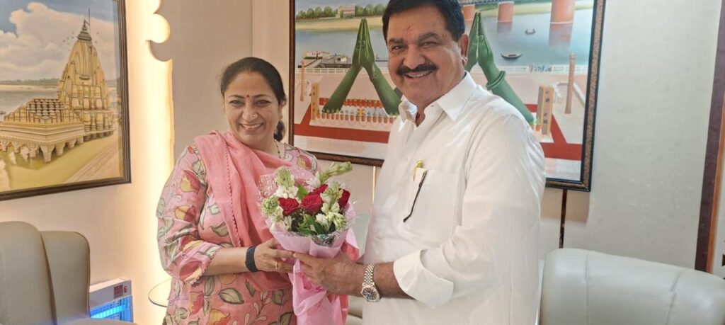 वाराणसी पहुंचीं दिल्ली की मुख्यमंत्री रेखा गुप्ता, पिंडरा विधायक डॉ. अवधेश सिंह ने किया स्वागत