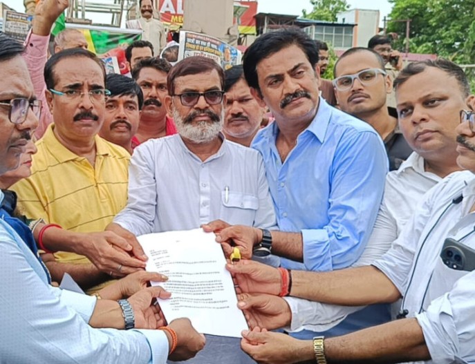 सोनम वांगचुक के समर्थन में वाराणसी में प्रदर्शन, जिलाधिकारी को सौंपा गया ज्ञापन