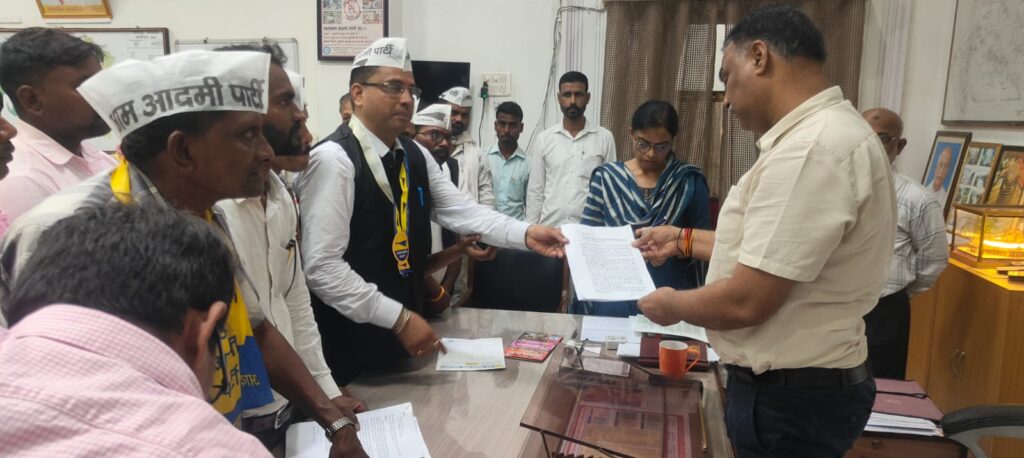 भरपुरा चकबंदी में भ्रष्टाचार के आरोप पर आम आदमी पार्टी का प्रदर्शन, 21 सूत्रीय मांगपत्र सौंपा