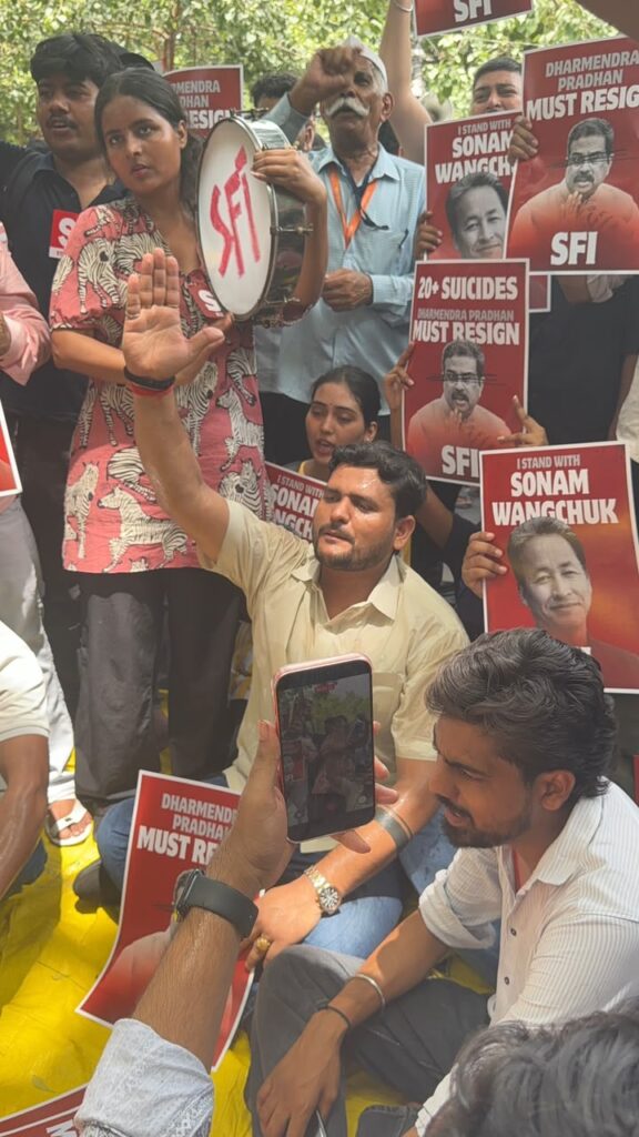 वांगचुक के समर्थन में धरने पर बैठे सपा लोहिया वाहिनी के राष्ट्रीय सचिव अंकित सिंह हनी