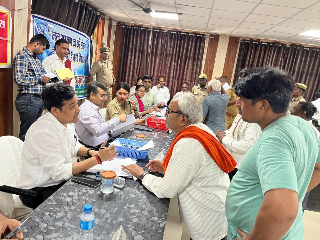 समाधान दिवस में डीएम सख्त: जन शिकायतों में लापरवाही बर्दाश्त नहीं, समयबद्ध निस्तारण के दिए निर्देश