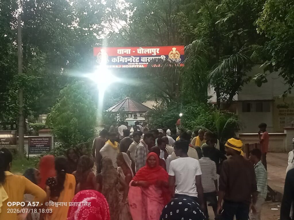 पशु तस्करों की गिरफ्तारी के बाद चोलापुर थाने पर हंगामा, भारी भीड़ जुटी, पुलिस ने संभाला मोर्चा