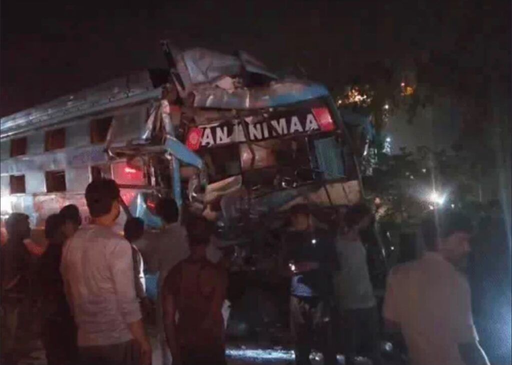 झांसी में भीषण सड़क हादसा: खड़े डंपर से टकराई यात्री बस, चालक समेत 2 की मौत, 30 घायल