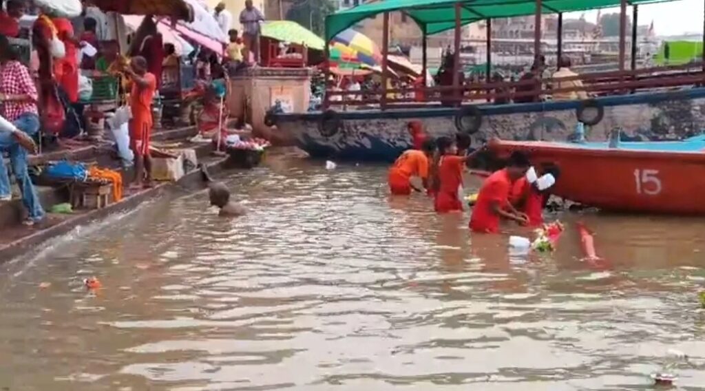 गंगा-वरुणा के बढ़ते जलस्तर से प्रशासन अलर्ट, घाटों पर निगरानी बढ़ी